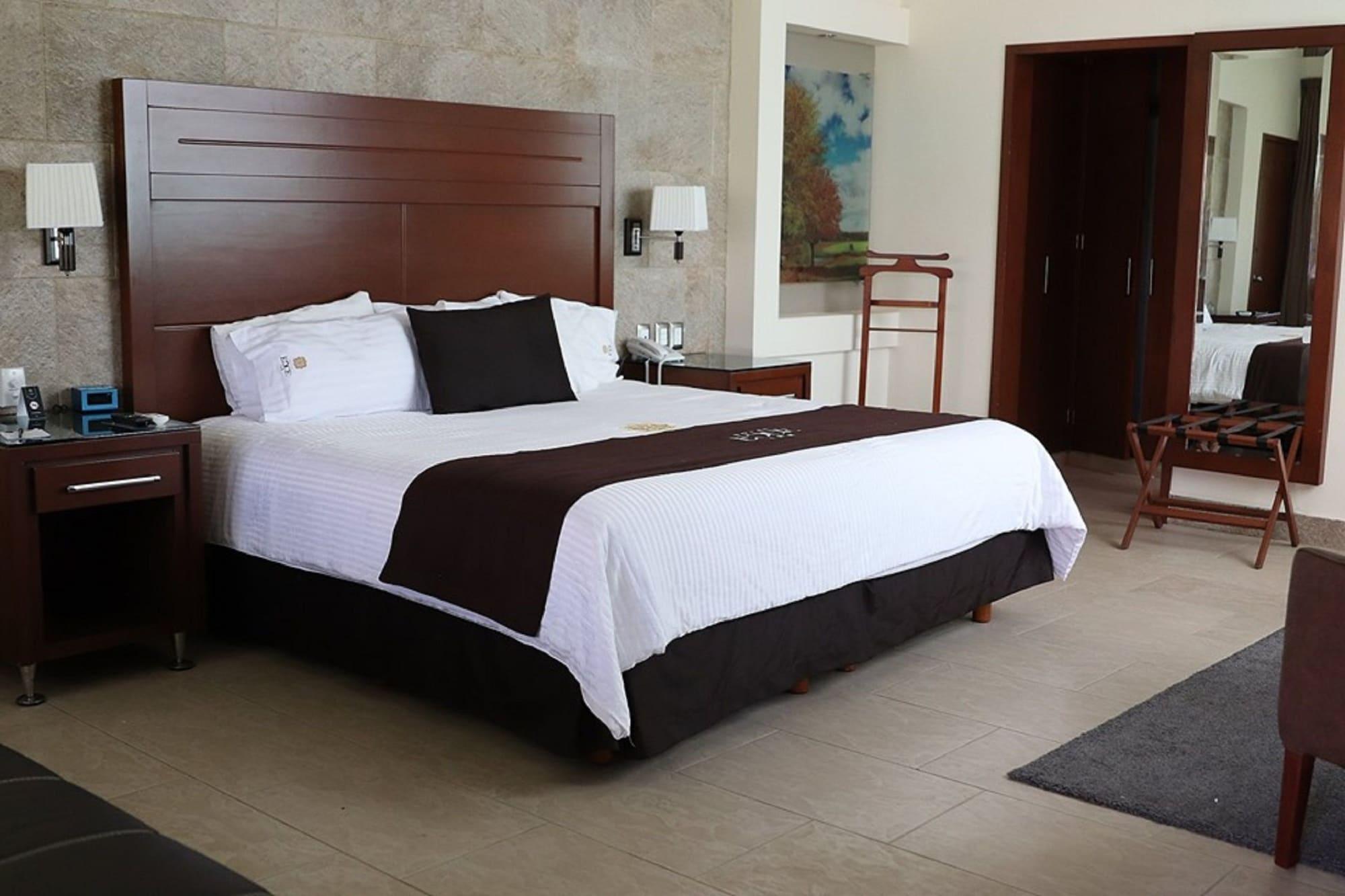 Hotel Ecce Inn & Spa Silao Ngoại thất bức ảnh A bedroom at the Grand Hyatt Hotel